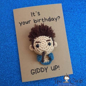 Tarjeta de cumpleaños tejida a crochet de Cosmo Kramer, tarjeta de felicitación inspirada en Seinfeld, tarjeta divertida de programa de televisión, tarjeta de programa de televisión de los años 80 y 90