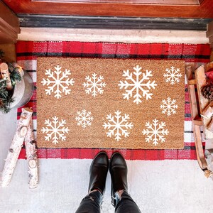 PIEPLE Fantasy Snowflake Indoor Outdoor Front Door Mat  Waterproof/Oil-Proof/Stain-Proof PVC Leather Doormat, Christmas Winter Snow  Red Holiday