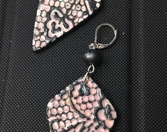 Boucles d'oreilles pendants motif recto/verso  façon dentelle gris métallisé en relief sur fond rose poudré