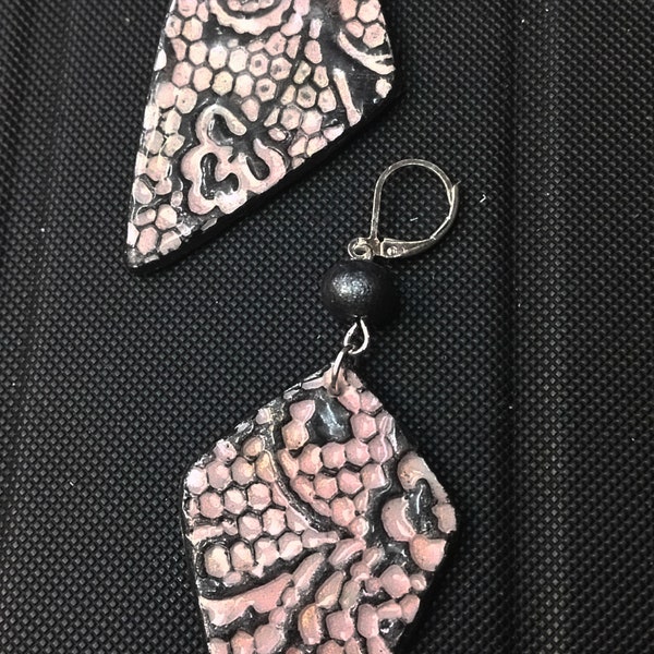 Boucles d'oreilles pendants motif recto/verso  façon dentelle gris métallisé en relief sur fond rose poudré