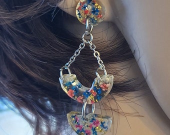 Boucles d'oreilles  "Un Eté en Fleurs" pendant  résine transparente  avec mini fleurs séchées  bleu et rose en inclusion. Montées sur clou.