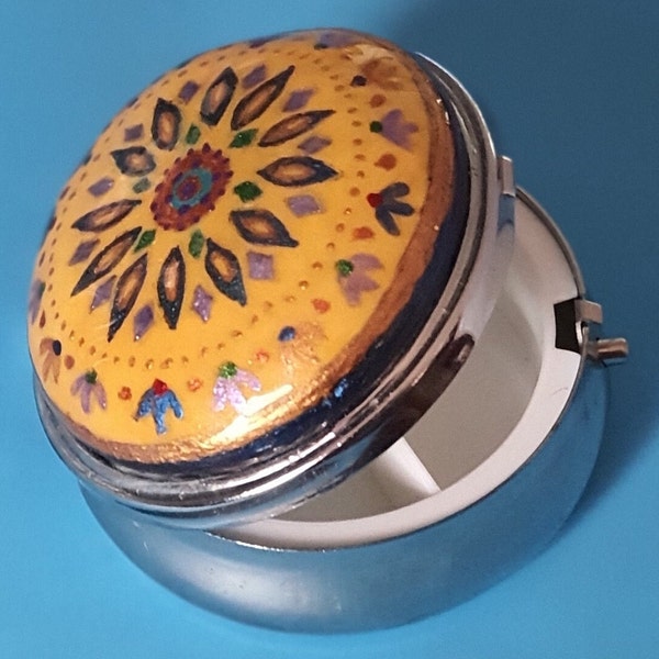 Boîte à pilules "PROVENCALE" ronde, boite inox à 3 compartiments avec couvercle décoré d'argile polymère peint à la main motif provençale