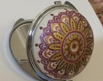 Miroir de sac "Mandala "rose/or,corps métal  à 3 compartiments , décoré finement peint main, façon faïence.CADEAU Fête Des Mères