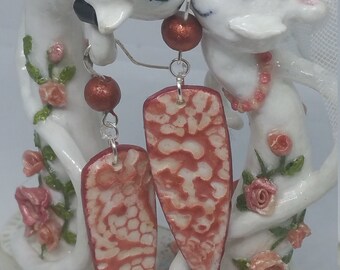 Boucles d'oreilles pendants motif recto/verso  façon dentelle corail  en relief sur fond  blanc