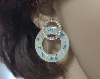 Boucles d'oreilles "  Fleurs et Strass" résine,fleurs séchées BLEUES, anneaux montés sur puce  2 largeurs au choix Spécial Fêtes fin d'année