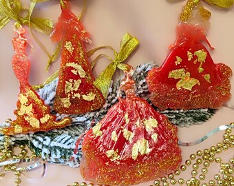 Handgemachte Weihnachtsornamente aus Resin: Damen in Rot mit Blattgold - 4er-Set