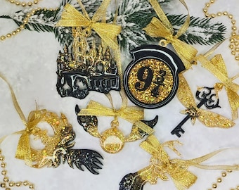 Adornos navideños de resina hechos a mano: ciervo, castillo, fénix, snitch y llave.