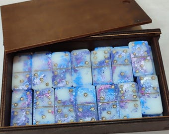Juego de dominó de resina epoxi hecho a mano: purpurina azul violeta, flores secas y caja de madera.