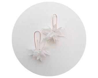 Sachna - Pendientes de novia con forma de flor de seda blanca. Pendientes largos de boda, Pendientes de flores, Joyas de boda, Pendientes llamativos