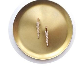 Homna - Pendientes de perlas bañados en oro de 14K, pendientes de novia, pendientes de boda, pendientes minimalistas, pendientes de oro, joyería nupcial, pendientes de barra