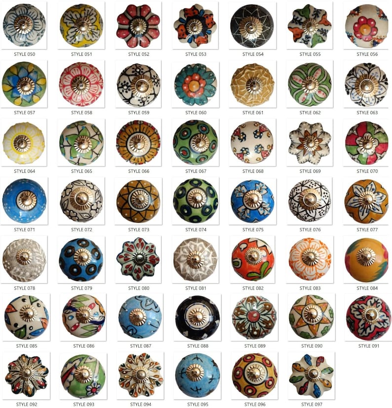 Puede incluir: Una colecci&oacute;n de pomos decorativos de cer&aacute;mica en varios colores y dise&ntilde;os florales. Cada pomo tiene un patr&oacute;n &uacute;nico, incluyendo flores, puntos y formas geom&eacute;tricas. Los pomos est&aacute;n etiquetados con n&uacute;meros de estilo.