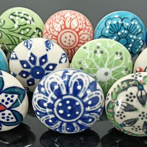 手作りのマルチカラーセラミックノブ、塗装されたキャビネットと引き出しの取っ手 Style 08