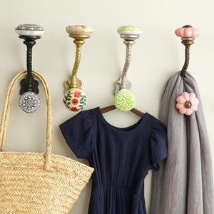 Handbemalter Keramik Knauf Wandhaken im Vintage Stil