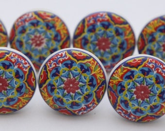 Puxadores decorativos de cerâmica coloridos feitos à mão para gavetas e armários.