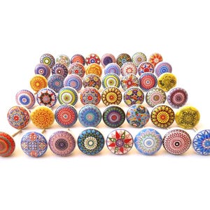 Boutons en céramique multicolores, poignées de tiroirs fabriquées à la main
