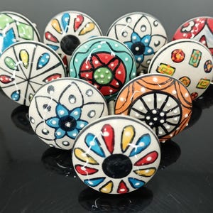 手作りのマルチカラーセラミックノブ、塗装されたキャビネットと引き出しの取っ手 Style 09