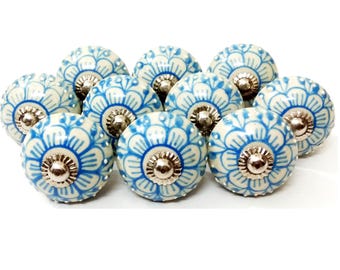 Puxadores de gaveta para móveis em cerâmica com flores pintadas à mão em azul celeste.