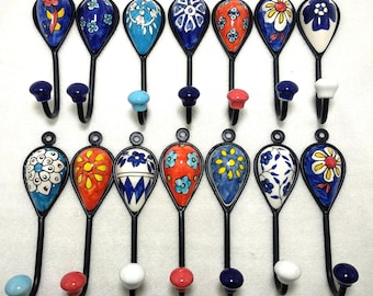 手描きのセラミック製壁掛けフック、マルチカラーの花柄デザイン