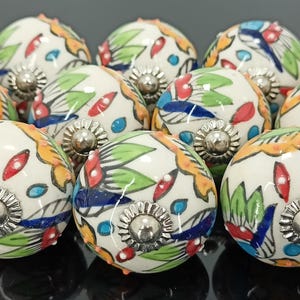 手作りのマルチカラーセラミックノブ、塗装されたキャビネットと引き出しの取っ手 Style 06