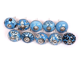 Puxadores de gaveta em cerâmica azul-celeste com estampa floral pintada à mão.