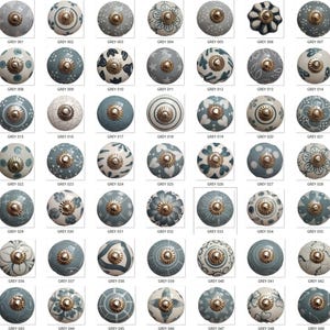 Może przedstawiać: Kolekcja 49 ceramicznych gałek do szafek w różnych wzorach i wzorach. Gałki są głównie szare i białe, ze złotymi metalowymi podstawami. Każda gałka jest oznaczona słowem "GREY" i numerem.