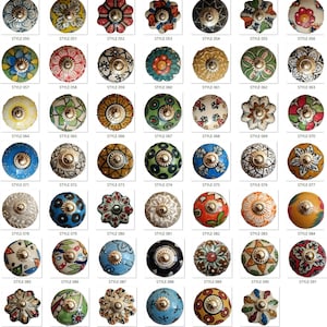 Puede incluir: Una colecci&oacute;n de pomos de cer&aacute;mica decorativos en varios colores y dise&ntilde;os florales. Cada pomo tiene un patr&oacute;n &uacute;nico, incluyendo flores, puntos y formas geom&eacute;tricas. Los pomos est&aacute;n etiquetados con n&uacute;meros de estilo.