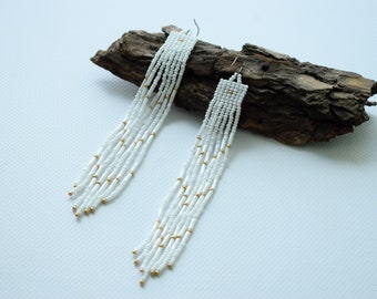 Pendientes de cuentas de semillas Pendientes de cuentas extra largos Pendientes blancos y dorados Pendientes de cuentas blancas Pendientes de cuentas para boda Pendientes de cuentas para novia
