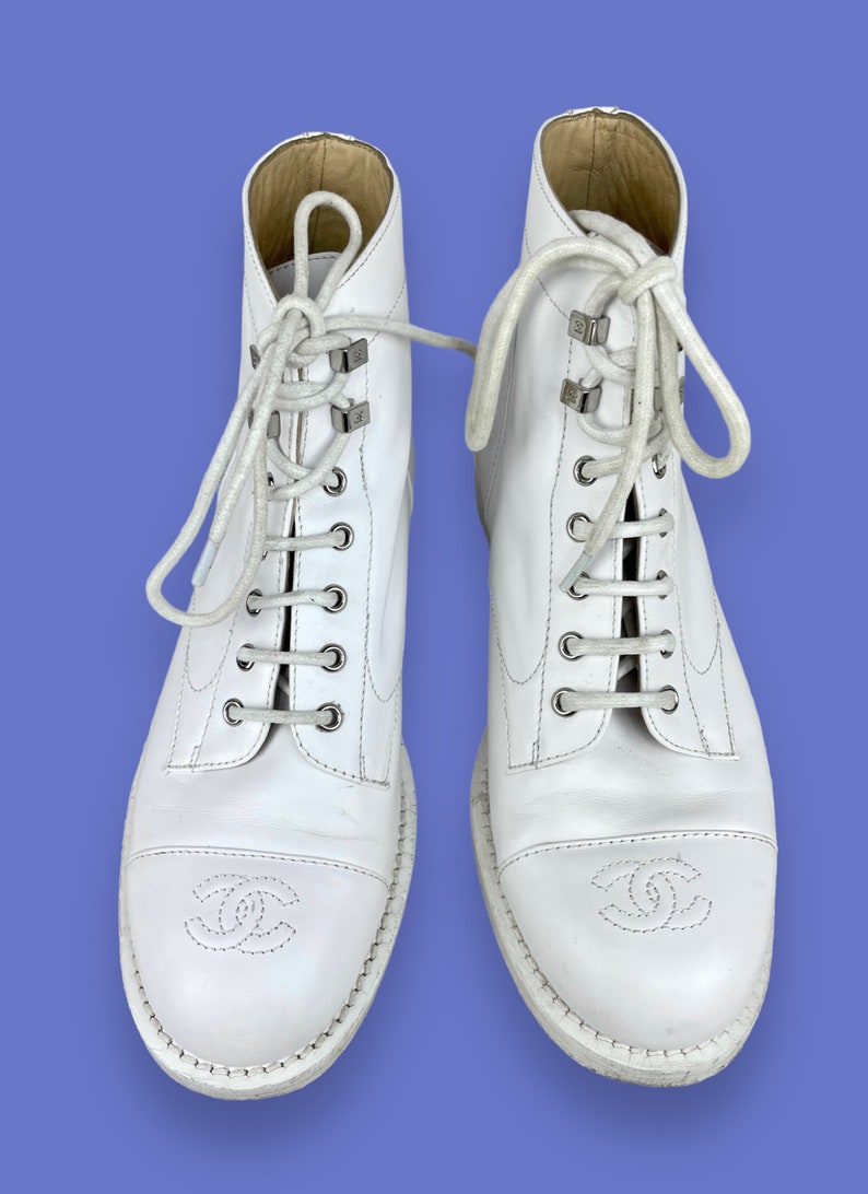 Vintage Chanel White Leather Designer Luxury Logo Combat Boots 1990s Y2K Sz 40 9 image 2