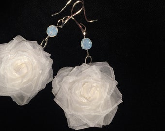 Roses blanches faites à la main, Boucles d’oreilles en fleurs de soie, Bijoux en fleurs, Bijoux en soie, Boucles d’oreilles avec Swarovski