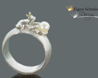 Goldsmith's Ring Frog King "Henry with Pearl"