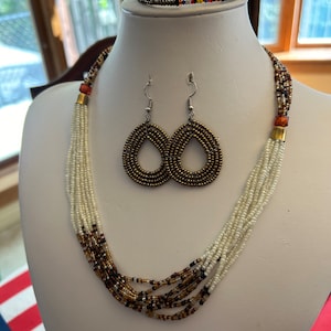 Set di 4 gioielli africani Maasai Masai Mara, collana, bracciale e orecchini in bronzo e perline bianche, perline di semi fatte a mano in Kenya, Africa