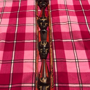 Maschera tribale africana Masai intagliata a mano unica in legno massello colorato maschera facciale del villaggio decorazione da parete Kenya Africa artigianale Maasai Mara