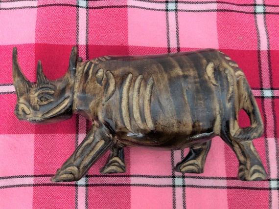 美しい手彫りのアフリカサイ 茶色オリーブウッド 木製 RHINO 置物 