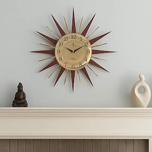 Halverwege de eeuw moderne Starburst-wandklok 24" – messing en teakkleurige stralen – Retro Atomic muurkunst – vintage geïnspireerde woondecoratie