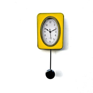 Relógio de parede de madeira amarelo gasto: decoração de pêndulo estilo atômico vintage