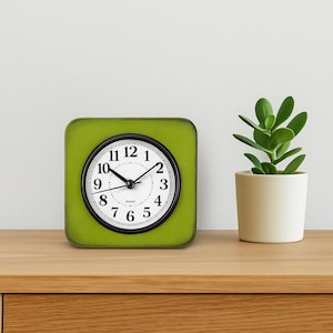 Retro groene bureauklok: vierkante kwartsklok in vintage-stijl
