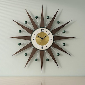 Reloj de pared verde de mediados de siglo con diseño de estrella, estilo retro.