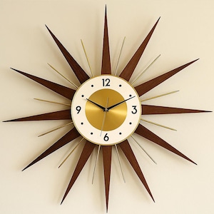 Mid Century Modern Starburst Wanduhr: Walnuss Holz & Gold Akzente