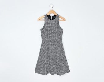Vintage uitlopende midi-jurk met textuur uit de jaren 2000 -- jaartal, buclet, zwart, wit, donkerrood, minimalistisch - petite damesmaat 2