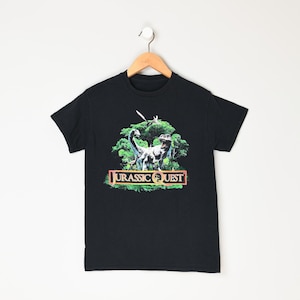 Vintage 90s &quot;Jurassic Quest&quot; T-Shirt - nineties, theme park, dinosaurs - Men&#39;s S