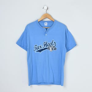 Vintage Y2k Tar Heels Button-Neck T-Shirt - north carolina, unc, &quot;king&#39;s pizza&quot;, athletic, college - Men&#39;s M