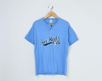 Camiseta vintage de cuello abotonado de los Tar Heels Y2K - Carolina del Norte, UNC, "King's Pizza", deportiva, universitaria - Talla M para hombre