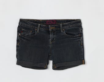 Shorts vaqueros vintage Y2K con estampado de manzanas rosas, tiro bajo y lavado oscuro - Ropa de los años 2000, con remaches y costuras en contraste - Talla 12 de mujer (cadera de 81-86 cm)