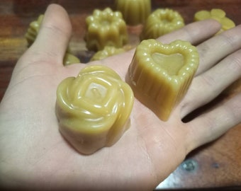 Cera de abejas virgen natural en lindas palmaditas en forma de material saborizante de miel natural de cera de abejas miel