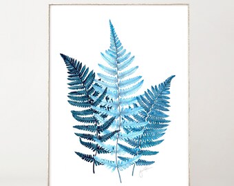 Op de afbeelding: Een verticale rechthoekige print met een aquarelillustratie van drie varenbladeren in verschillende blauwtinten, variërend van licht hemelsblauw tot diep marineblauw, tegen een witte achtergrond met een handtekening in de rechterbenedenhoek.
