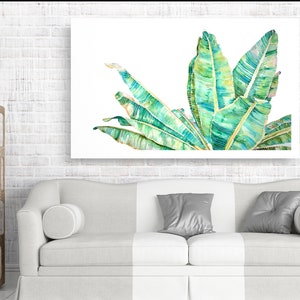 Op de afbeelding: Een aquarel schilderij van groene bananenbladeren op een witte achtergrond. De bladeren zijn in een waaier vorm gerangschikt, met de toppen van de bladeren die naar de bovenkant van het schilderij wijzen.