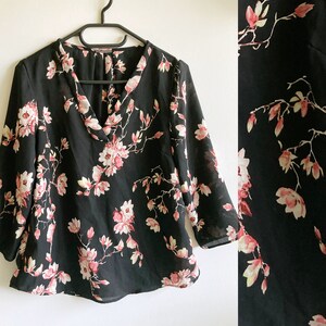Camicetta floreale vintage, Top floreale, camicetta floreale da donna, camicetta leggera, camicetta con stampa floreale, top con stampa floreale, camicetta floreale nera, Taglia M