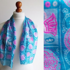 écharpe bleue vintage, écharpe bleue et rose, écharpe légère, écharpe colorée, écharpe à motifs, écharpe florale, cadeau pour elle