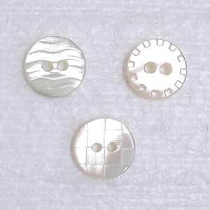 Botones de concha estampados de 11 mm x 6, blancos, 2 agujeros, nácar ondulado, cuadrados, muesca, para vestidos de bebé, camisas, manualidades de costura, adorno de nácar iridiscente.