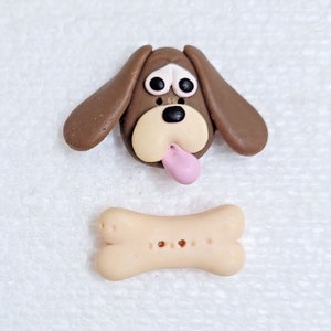 Könnte beinhalten: Ein brauner Hundekopf mit einer rosa Zunge, die herausstreckt, und einem weißen Knochen mit Löchern.
